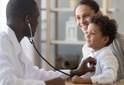 A preparação da criança antes da consulta ajuda a reduzir o medo de médico (Imagem: fizkes | Shutterstock) -  (crédito: EdiCase)