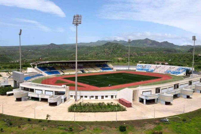 Estádio Nacional da Praia, chamado informalmente de Rei Pelé, receberá nesta segunda-feira, às 13h (de Brasília), o duelo entre Cabo Verde e Essuatíni, ex-Suazilândia: vale vaga para a Copa de 2026 -  (crédito: Reprodução/Facebook)
