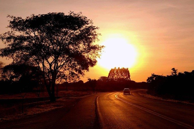Tempo quente no DF com baixa umidade e termômetros marcando 35ºC -  (crédito: Ed Alves/CB)