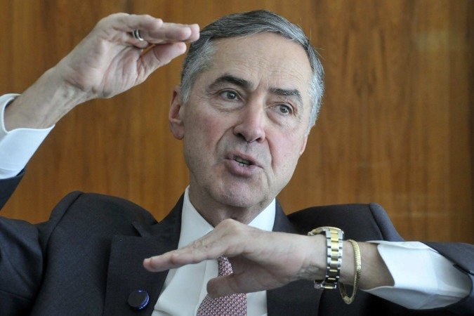 Barroso, com 67 anos de idade, decidiu se aposentar antecipadamente da Suprema Corte. A aposentadoria compulsória ocorre aos 75. - (crédito: Ed Alves CB/DA Press) Barroso, com 67 anos de idade, decidiu se aposentar antecipadamente da Suprema Corte. A aposentadoria compulsória ocorre aos 75. - (crédito: Ed Alves CB/DA Press)