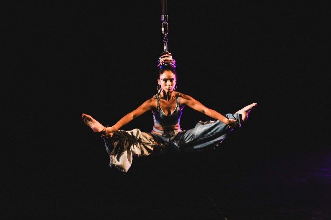 Artista Camila Krishna, do rio de Janeiro, apresenta espetáculo com acrobacias neste sábado, às 19h30 -  (crédito: Renato Mangolin)
