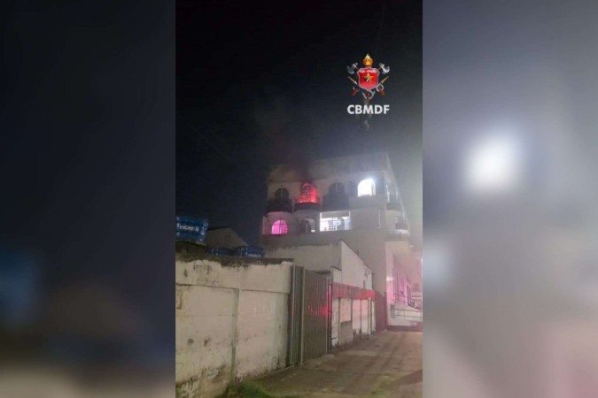 As chamas atingiram dois cômodos da residência. Não foi registrada nenhuma vítima humana -  (crédito: Divulgação/CBMDF)