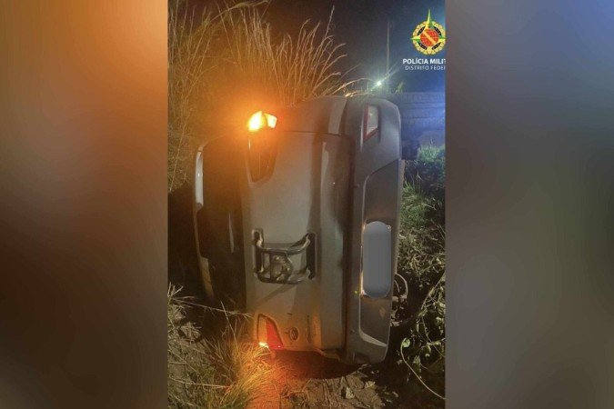 Ladrão com tornozeleira eletrônica é preso após capotar carro roubado no Núcleo Bandeirante - (crédito: PMDF/Divulgação) Ladrão com tornozeleira eletrônica é preso após capotar carro roubado no Núcleo Bandeirante - (crédito: PMDF/Divulgação)