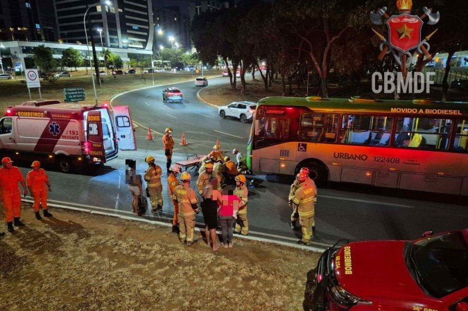Colisão entre moto e ônibus deixa uma pessoa ferida - (crédito: CBMDF/Divulgação) Colisão entre moto e ônibus deixa uma pessoa ferida - (crédito: CBMDF/Divulgação)