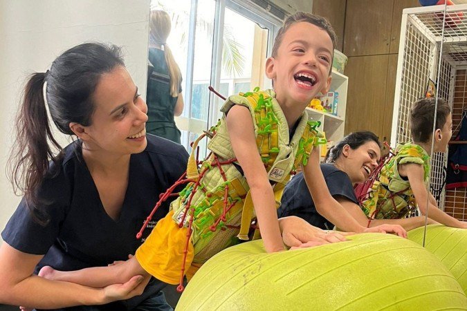 Arthur, 5 anos, precisa de R$ 5,6 mil para um novo andador