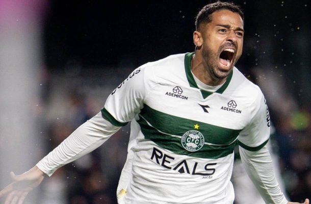 Coritiba vence o Atlético-GO e dispara na liderança da Série B