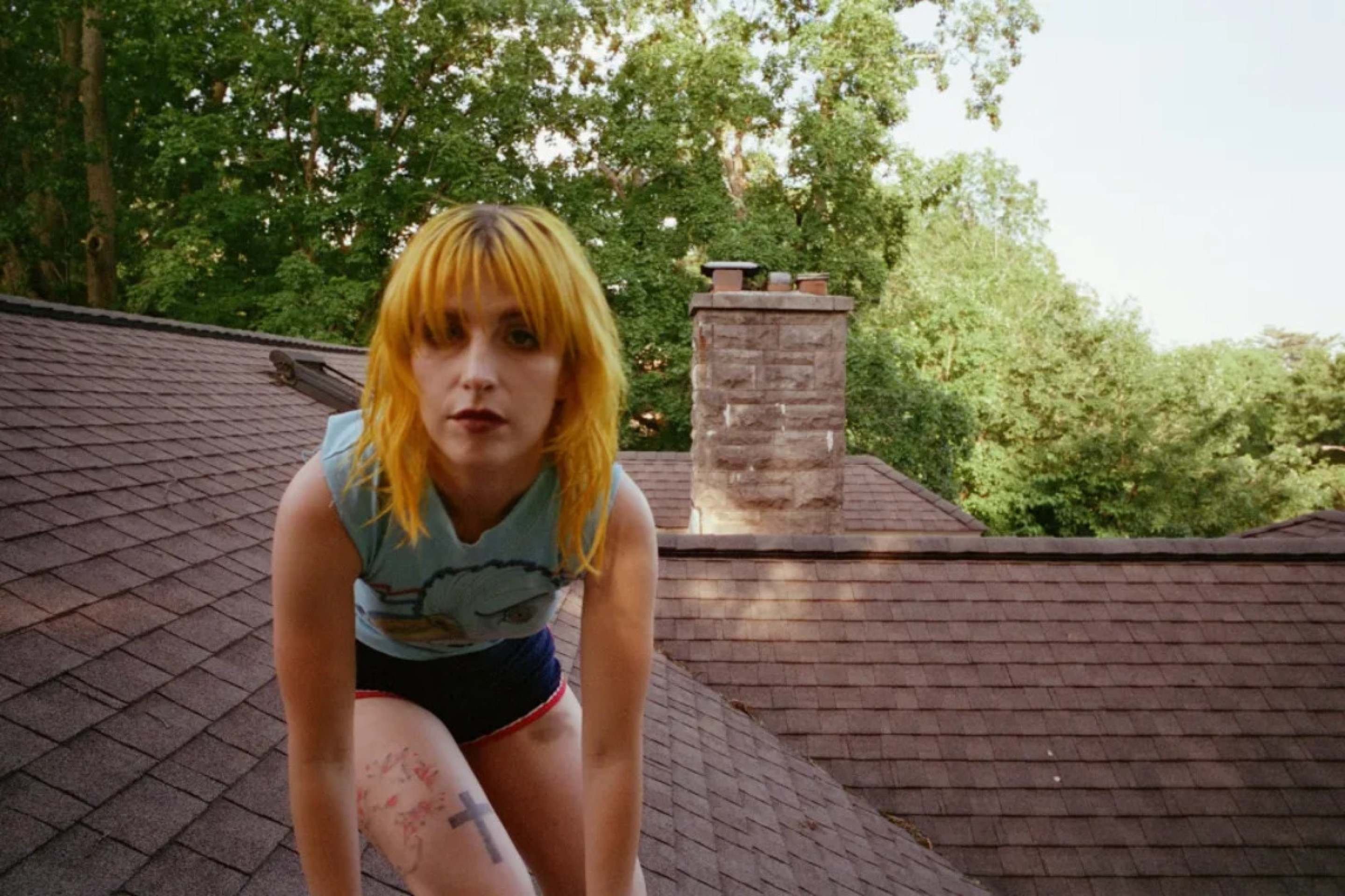 Hayley Williams rompe com o passado e revela seu lado mais ousado no novo álbum solo