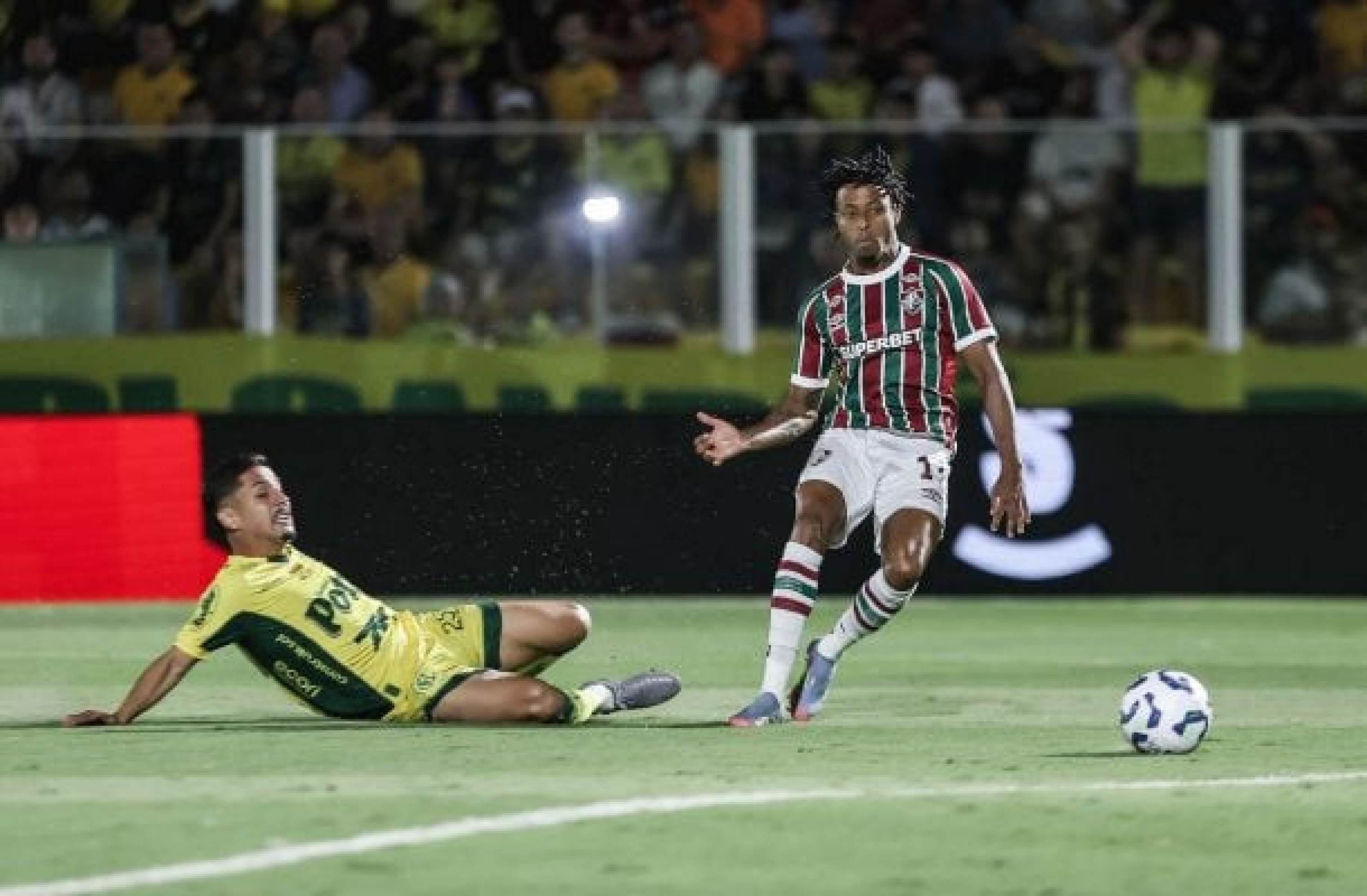 Keno passará por avaliação no Rio após sair com dores em jogo do Fluminense