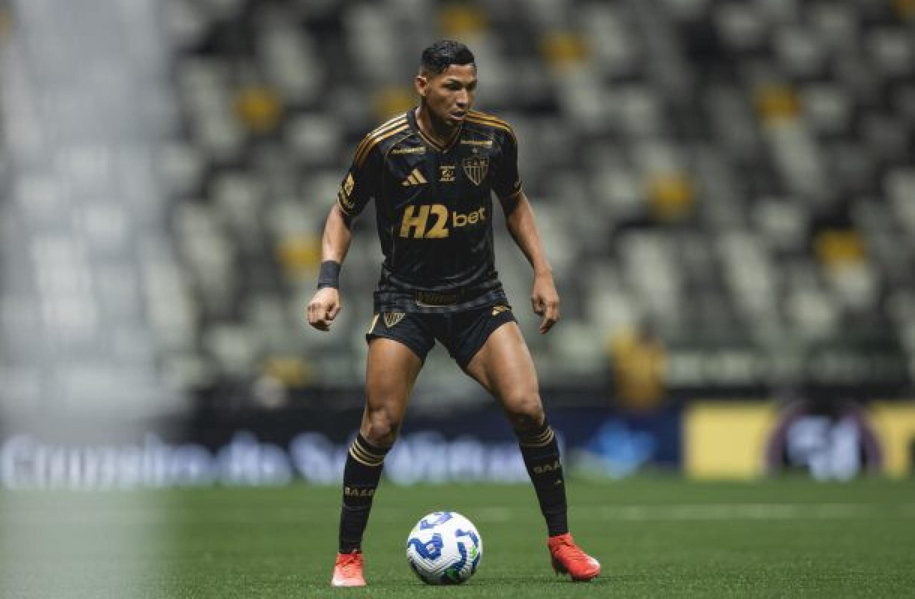 Ivan Róman sofre fratura, e Rony e Lyanco viram dúvidas no Atlético para clássico