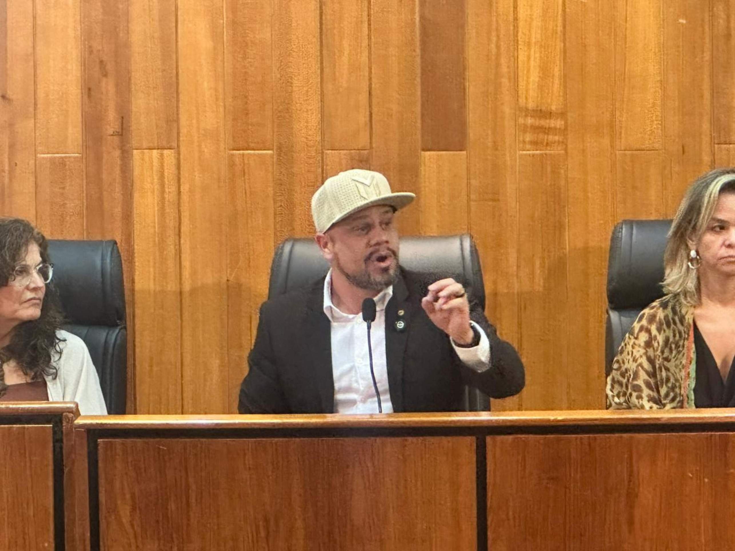 Max Maciel se emociona ao lembrar de violência polícial em audiência pública