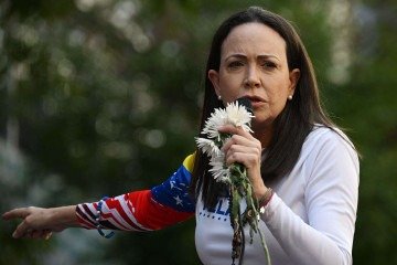 A líder da oposição venezuelana Maria Corina Machado discursa para apoiadores durante um protesto convocado pela oposição na véspera da posse presidencial, em Caracas, em 9 de janeiro de 2025 - (crédito: FEDERICO PARRA / AFP) A líder da oposição venezuelana Maria Corina Machado discursa para apoiadores durante um protesto convocado pela oposição na véspera da posse presidencial, em Caracas, em 9 de janeiro de 2025 - (crédito: FEDERICO PARRA / AFP)