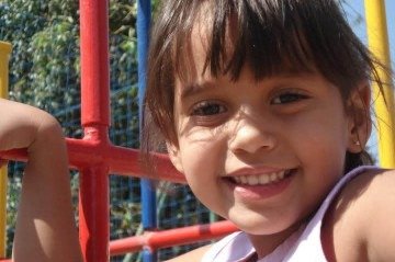 Helena Cordeiro brincando no parque em 2010