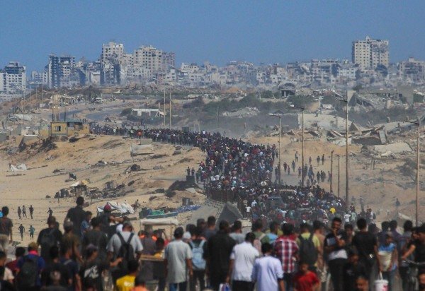 Milhares de palestinos caminham em direção à Cidade de Gaza: esperança se mistura à preocupação com o que encontrarão