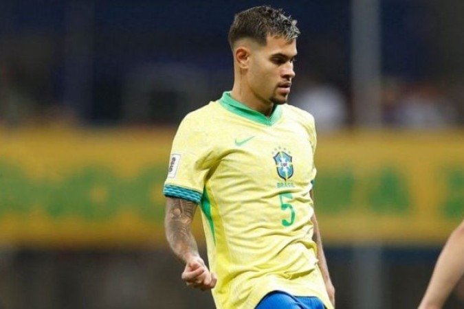 BRUNO GUIMARÃES – É o principal criador brasileiro, quase sempre encontrando companheiros bem colocados com passes de qualidade alta, como o que encontrou Estêvão no lance do primeiro gol brasileiro. NOTA 8,0. Foto: Rafael Ribeiro/CBF