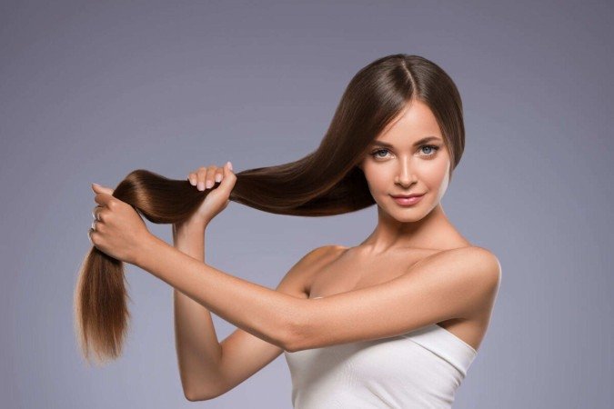 Nutrientes essenciais fortalecem os fios e reduzem a queda, mas alguns casos exigem tratamentos complementares além da suplementação (Imagem: Irina Bg | Shutterstock) -  (crédito: EdiCase)