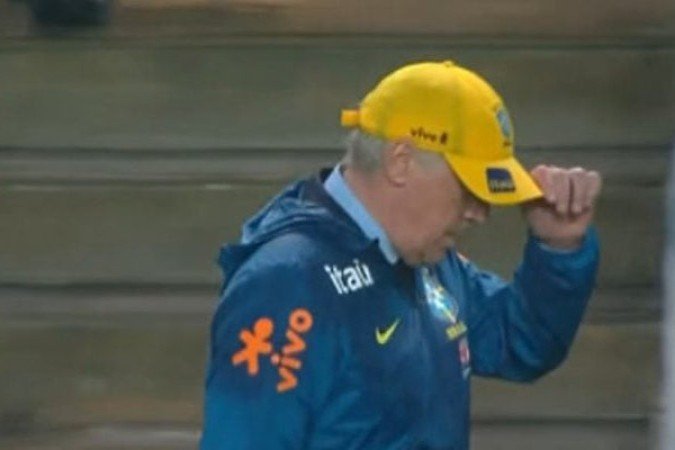  TÉCNICO – CARLO ANCELOTTI – Montou o time no 4-2-4 e seus comandados fizeram um primeiro tempo de sinais, com futebol envolvente ao estilo do passado da Seleção. Seu melhor jogo comandando o Brasil. NOTA 7,0. Foto: Reprodução de vídeo GETV