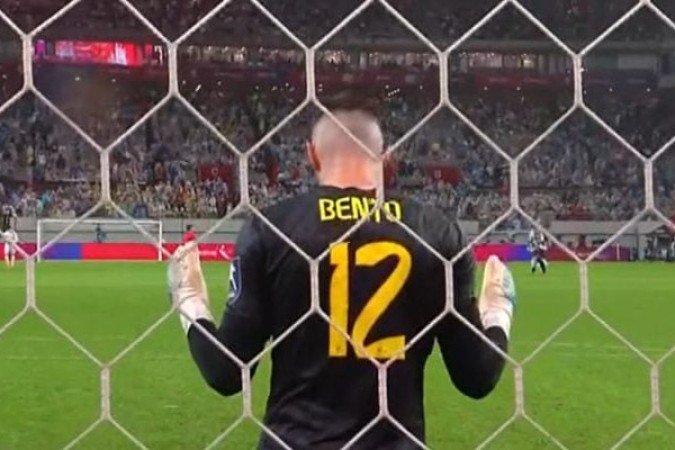 BENTO – Recebeu uma ou outra bola atrasada e somente isso no primeiro tempo. Na etapa final teve um pouco mais de trabalho. Mas nada que assustasse. NOTA 6,0. Foto: Reprodução de vídeo GETV