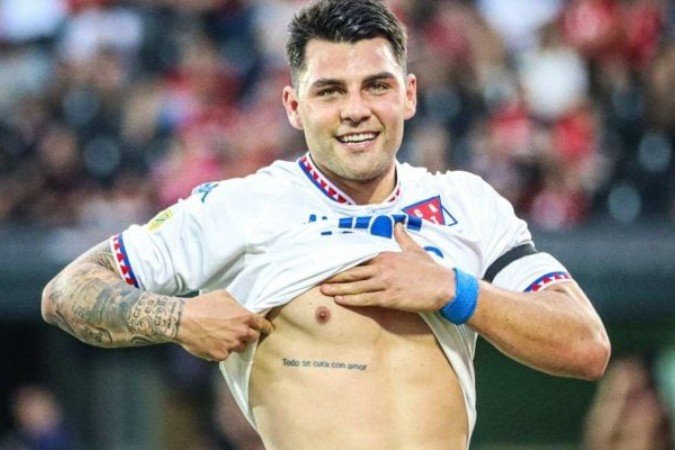 Atacante de 24 anos exibiu tatuagem com célebre frase do pai  -  (crédito: Foto: Divulgação/CA Tigre)