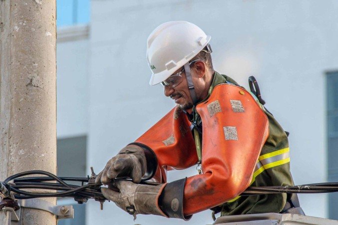 Caso a execução dos serviços seja concluída antes do horário previsto, a energia será restabelecida imediatamente - (crédito: Divulgação/Neoenergia ) Caso a execução dos serviços seja concluída antes do horário previsto, a energia será restabelecida imediatamente - (crédito: Divulgação/Neoenergia )