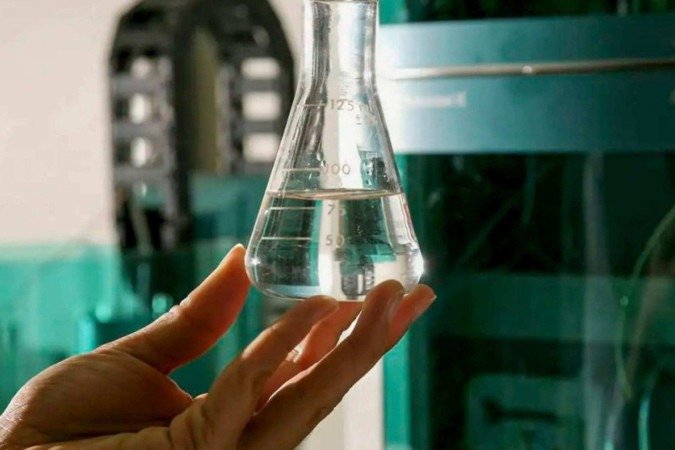 O problema não está nos estabelecimentos, sérios e comprometidos, e sim na ausência do Estado onde ele deveria ser mais presente: na fiscalização e no combate a quem falsifica e adultera bebidas para vender no mercado - (crédito: Platobr Politica) O problema não está nos estabelecimentos, sérios e comprometidos, e sim na ausência do Estado onde ele deveria ser mais presente: na fiscalização e no combate a quem falsifica e adultera bebidas para vender no mercado - (crédito: Platobr Politica)