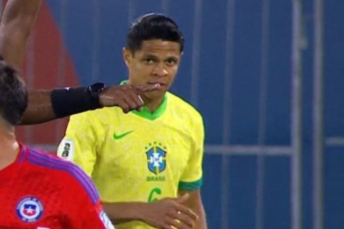 DOUGLAS SANTOS â?? NÃ£o cometeu erros, mas tinha uma funÃ§Ã£o bem defensiva, quase um terceiro zagueiro, por isso foi tÃ­mido no ataque. Defensivamente bem. NOTA 6,0. Foto: ReproduÃ§Ã£o de TV