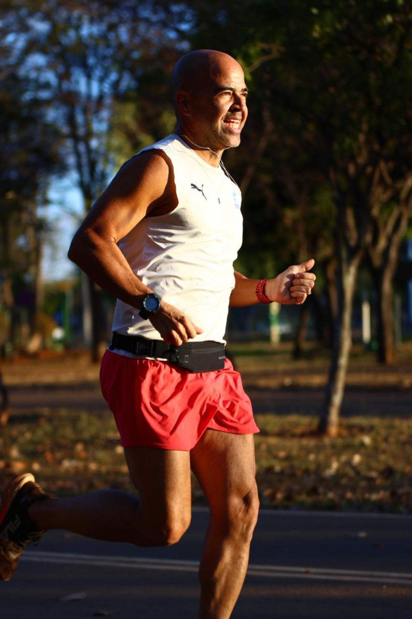 Alexandre Neves correndo no Parque da Cidade