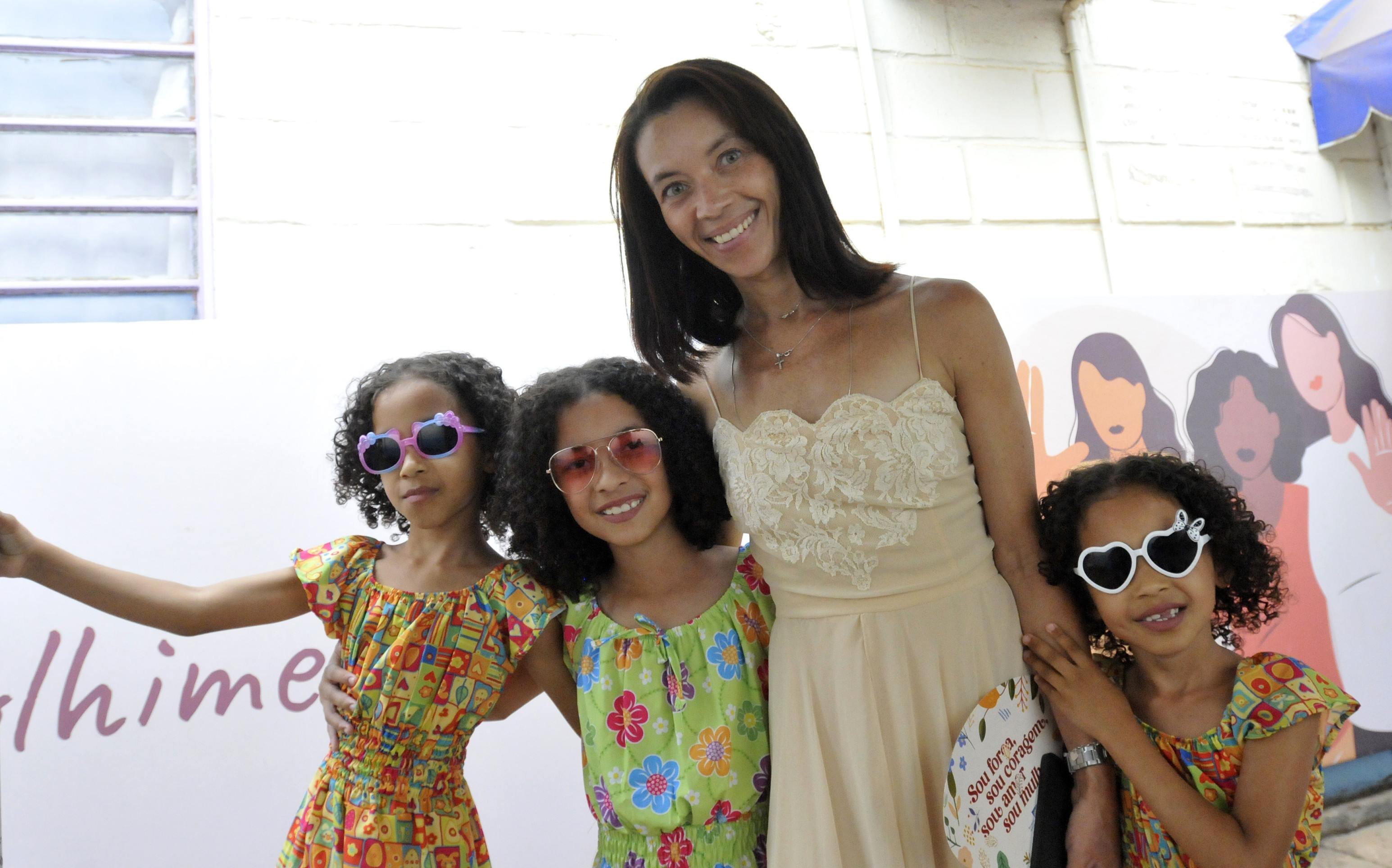  11.10.2025. Guilherme Felix CB/DA Press. Desfile Kids cidade estrutural. da esquerda pra direita: Maria Cec..lia, Maria Helena, Mylla Monteiro (mãe) e Maria Alice     
