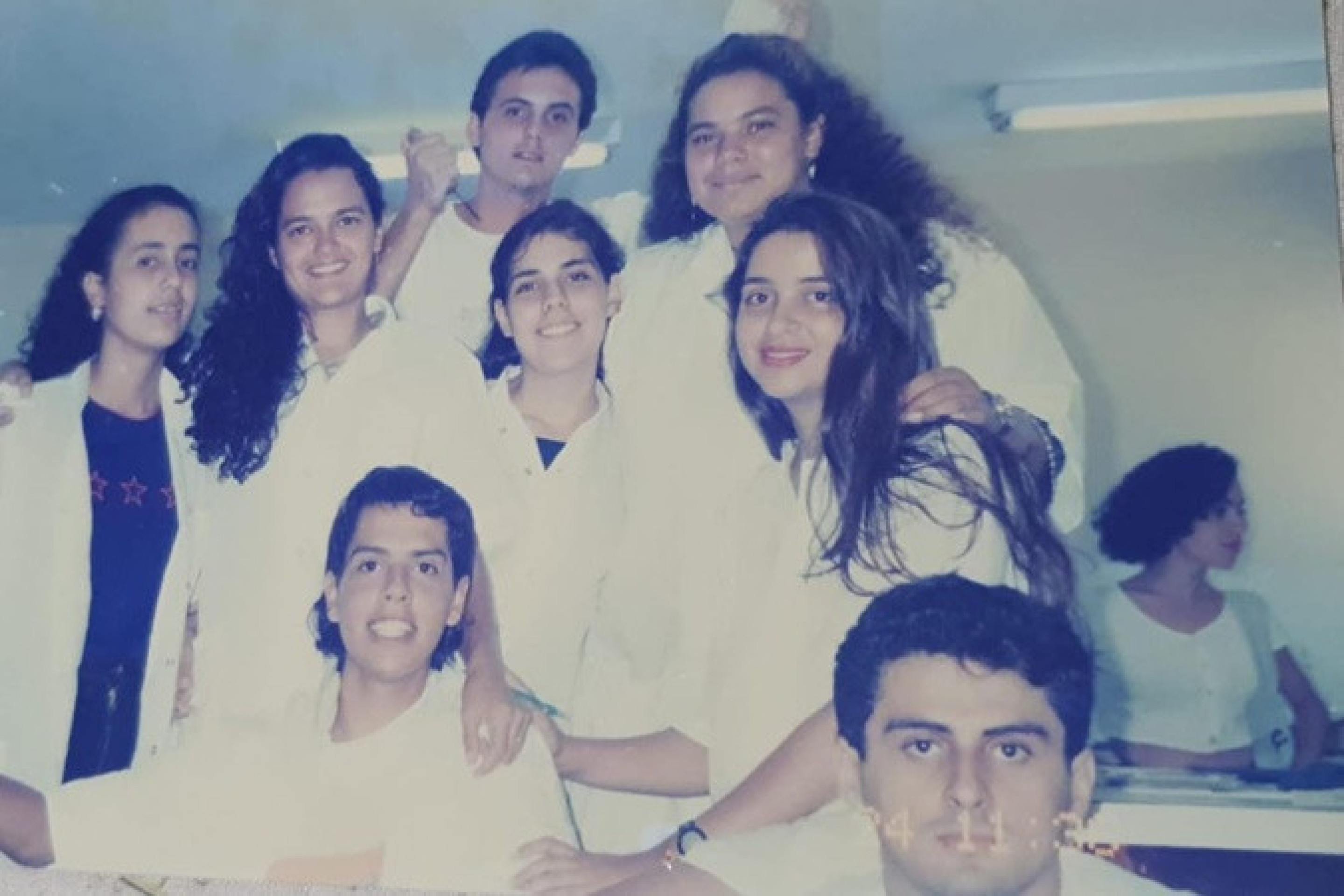 Octávio (centro) com a turma na Universidade Federal do Ceará (UFC); ao lado da filha, Helenna e um registro da viagem ao Egito com a família 