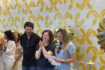 Cláudio Abrantes, a filha de Gisèle Santoro, que também se chama Gisele Santoro (sem acento), e Celina Leão no velório da bailarina - (crédito: Mariana Reginato ) Cláudio Abrantes, a filha de Gisèle Santoro, que também se chama Gisele Santoro (sem acento), e Celina Leão no velório da bailarina - (crédito: Mariana Reginato )