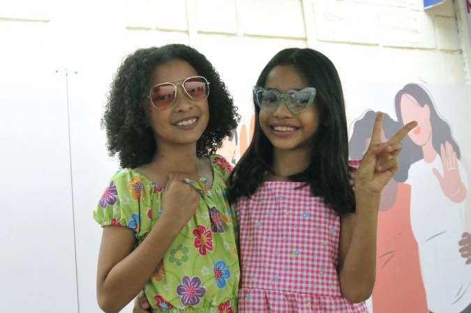 Maria Cecilia e Valentina Almeida desfilaram no evento
    