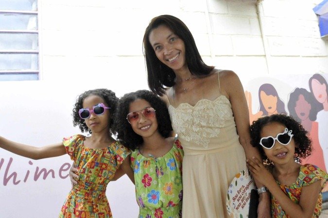 Da esquerda pra direita: Maria Cecília, Maria Helena, Mylla Monteiro (mãe) e Maria Alice
    