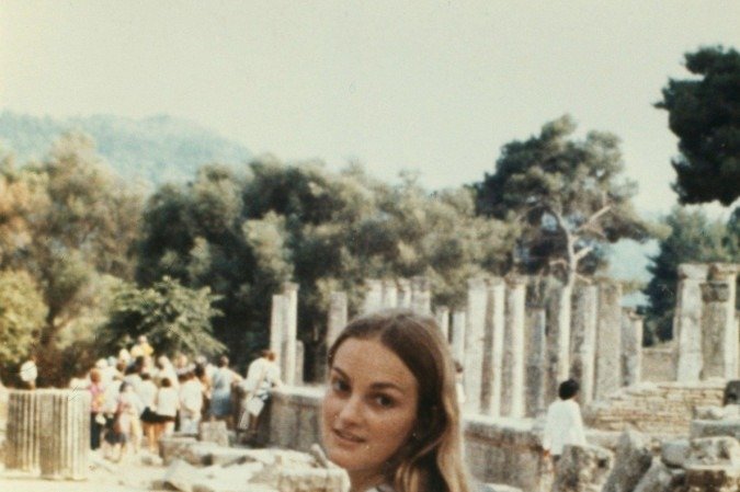 Patricia Hearst a caminho do Tribunal Federal em São Francisco em 1975 -  (crédito: Bettmann / Contributor/Getty Images)
