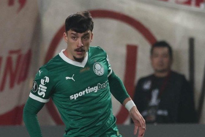 PIQUEREZ - Se normalmente o uruguaio já tem facilidade para aparecer no campo de ataque, o lateral conseguiu aparecer ainda mais no esquema armado por Abel Ferreira. Teve uma boa presença ofensiva, participando ativamente do campo de ataque. Nota: 6,5 - Foto: Cesar Greco/Palmeiras