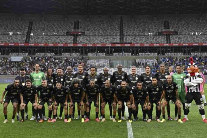 Time Ronaldinho Gaúcho posado antes do Duelo de Gigantes, no Mineirão -  (crédito: Foto: Divulgação / Mineirão)