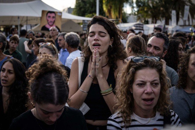 Milhares de israelenses se reuniram em uma praça de Tel Aviv em 9 de outubro, esperançosos pelo retorno dos reféns mantidos em Gaza - (crédito: JOHN WESSELS / AFP) Milhares de israelenses se reuniram em uma praça de Tel Aviv em 9 de outubro, esperançosos pelo retorno dos reféns mantidos em Gaza - (crédito: JOHN WESSELS / AFP)