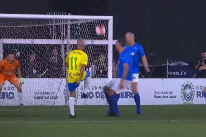 Sem papas na língua, Romário dá forte declaração sobre arbitragem no Brasil -  (crédito: Foto: Reprodução/Romário TV)