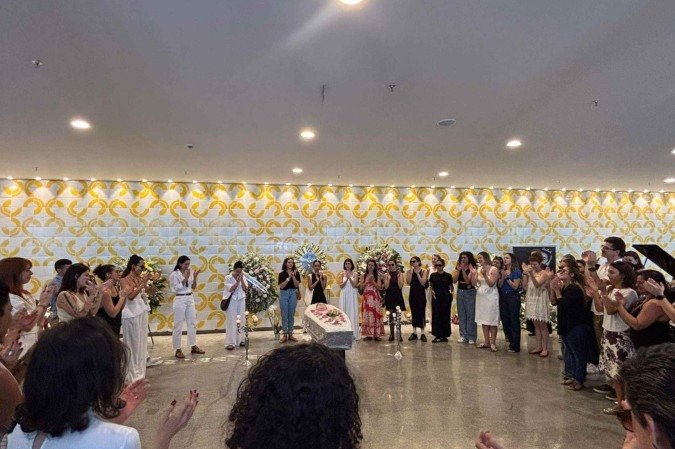 Amigos e familiares se despedem de Gisèle Santoro no Teatro Nacional