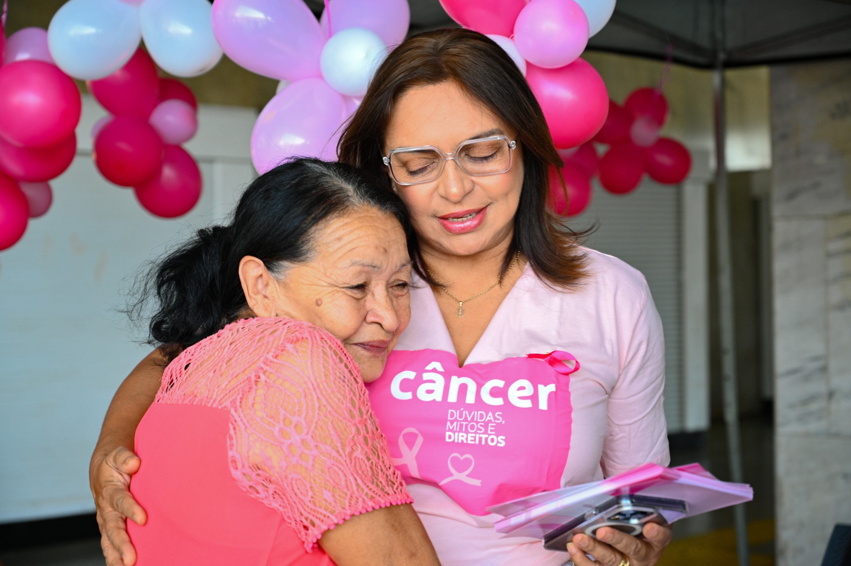 A diretora da Mulher da OAB/DF, Nildete Santana de Oliveira, recebeu público em evento