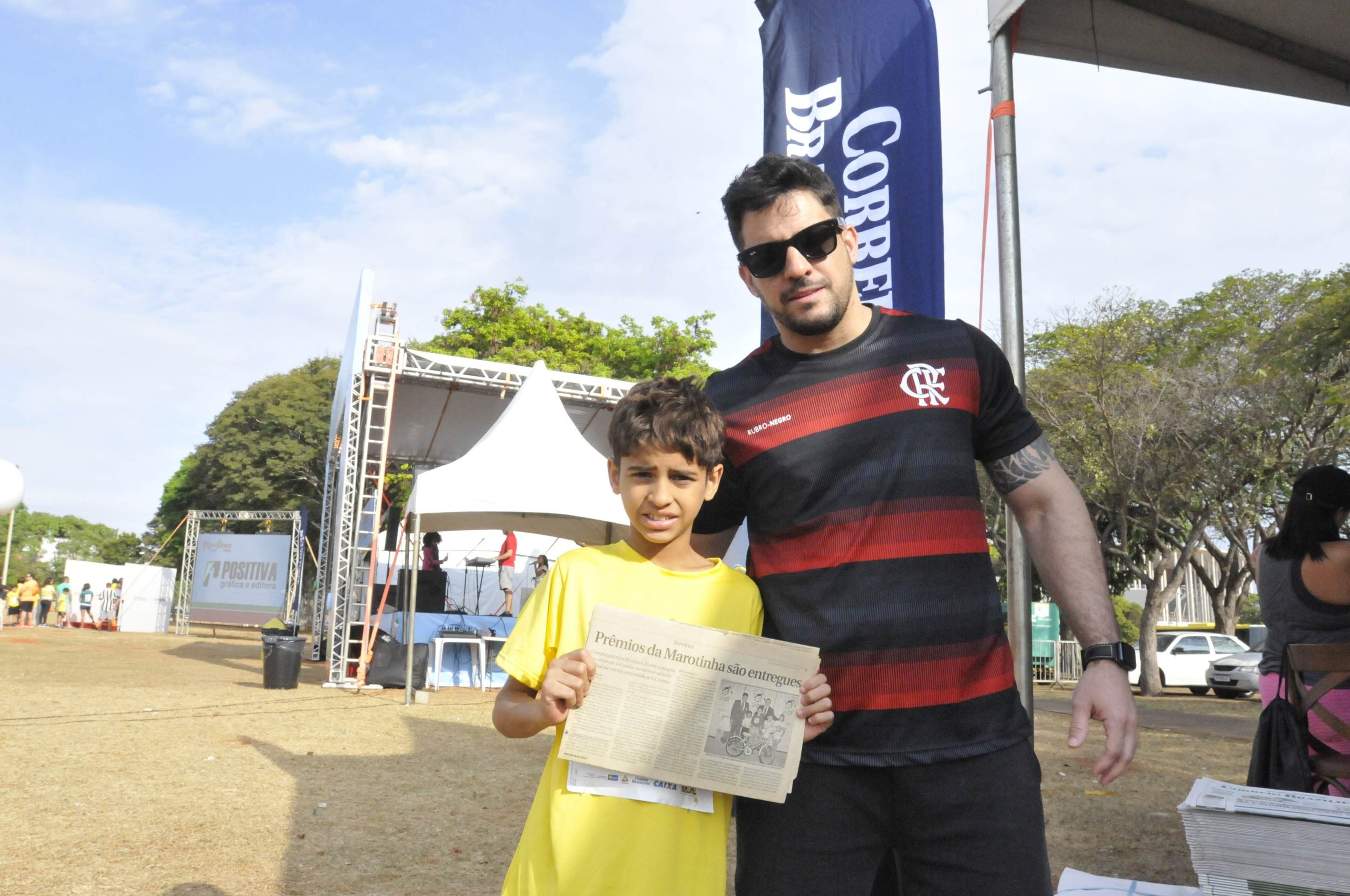 Heitor e o pai, Eduardo, com o Correio de 1996, quando venceu