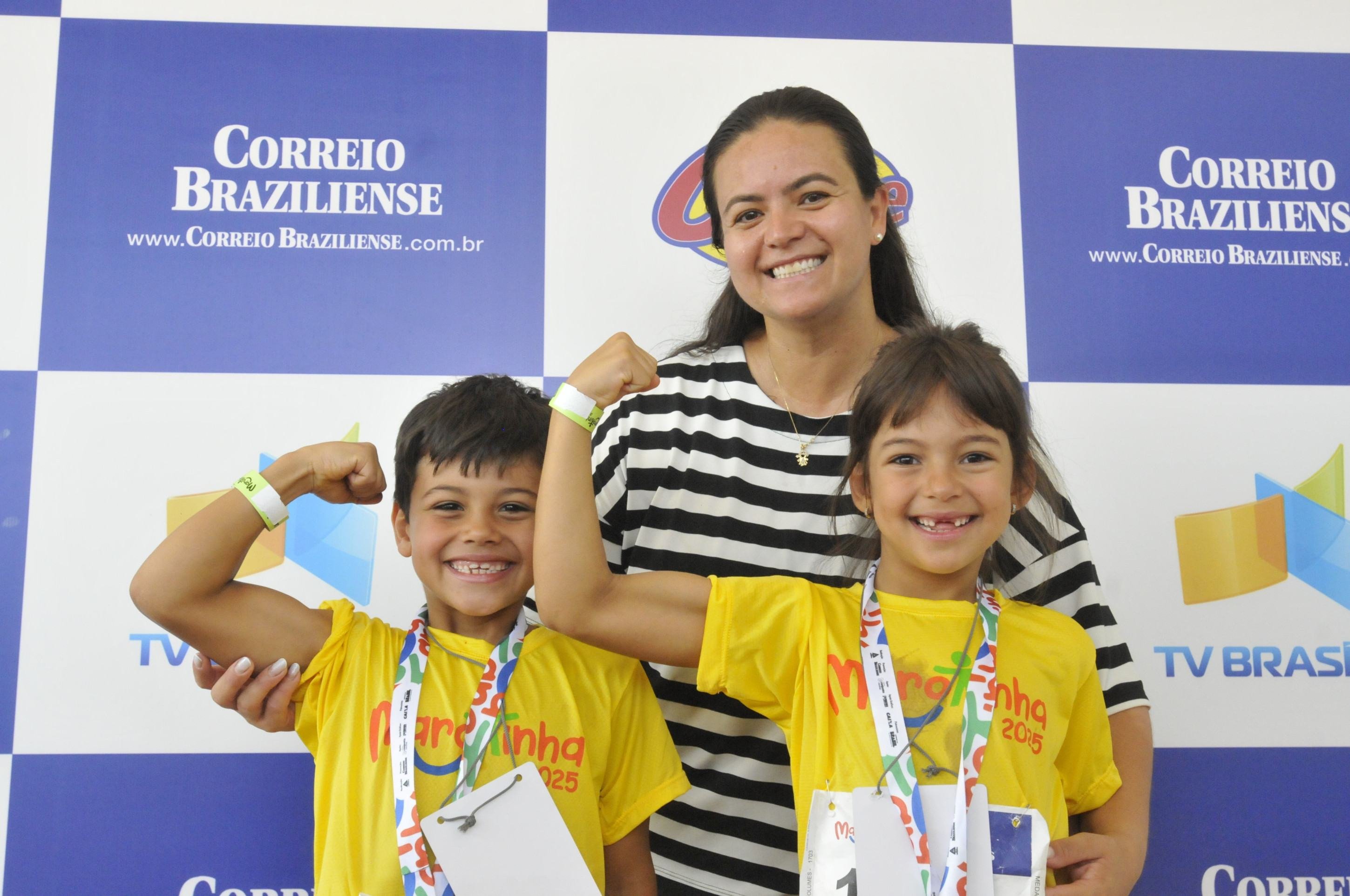 Bianca Ferro, a filha Marcela e o amigo Gabriel
