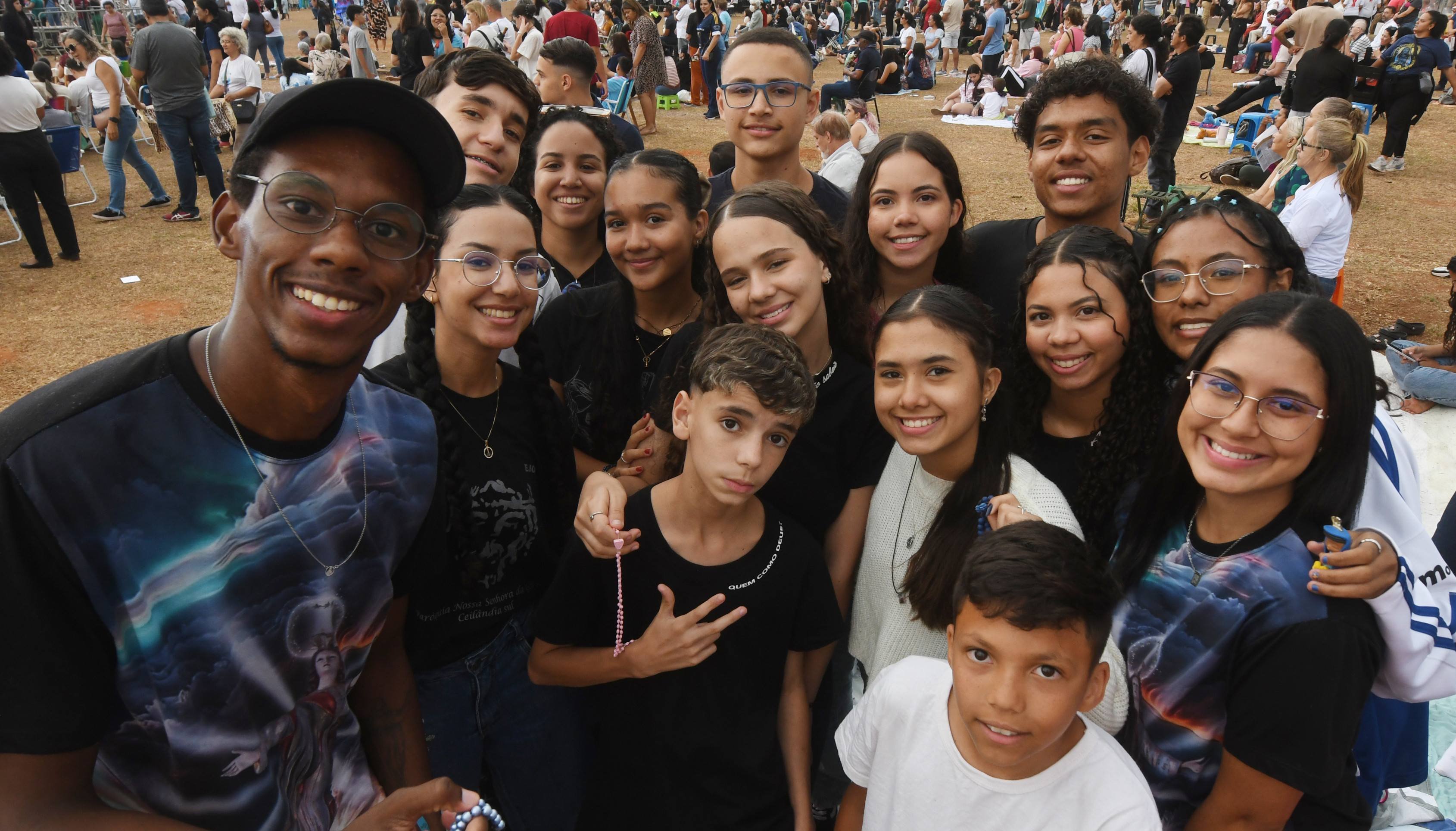 Richard (esquerda) diz sentir-se honrado em liderar o grupo de jovens da paróquia de Ceilândia