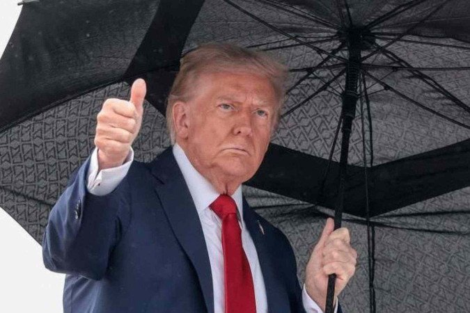 Palestinos recebem suprimentos de um caminhão de ajuda humanitária que chegou a Khan Younis, no sul da Faixa de Gaza - (crédito: EPA) Palestinos recebem suprimentos de um caminhão de ajuda humanitária que chegou a Khan Younis, no sul da Faixa de Gaza - (crédito: EPA)