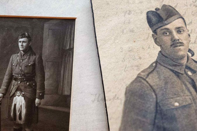 Botas, insígnias e fivelas: artefatos conservados apesar do tempo e encontrados junto aos restos de soldados da Primeira Guerra Mundial - (crédito: BBC) Botas, insígnias e fivelas: artefatos conservados apesar do tempo e encontrados junto aos restos de soldados da Primeira Guerra Mundial - (crédito: BBC)