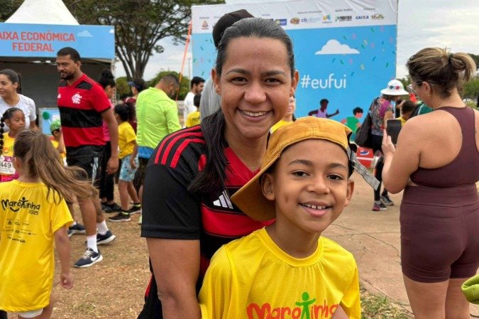 Marotinha - Manuele, de 37 anos, e seu filho Nicolas (8 anos) -  (crédito: Mariana Reginato/CB/D.A. Press)
