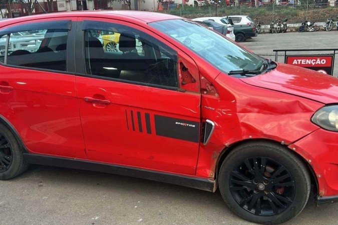 Ocupantes de um Fiat Palio vermelho foram perseguidos após dispararem em São Gabriel (GO) -  (crédito: PMDF/Divulgação)