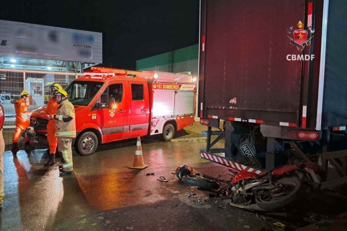Motociclista morre após bater em carreta - (crédito: CBMDF/Divulgação) Motociclista morre após bater em carreta - (crédito: CBMDF/Divulgação)