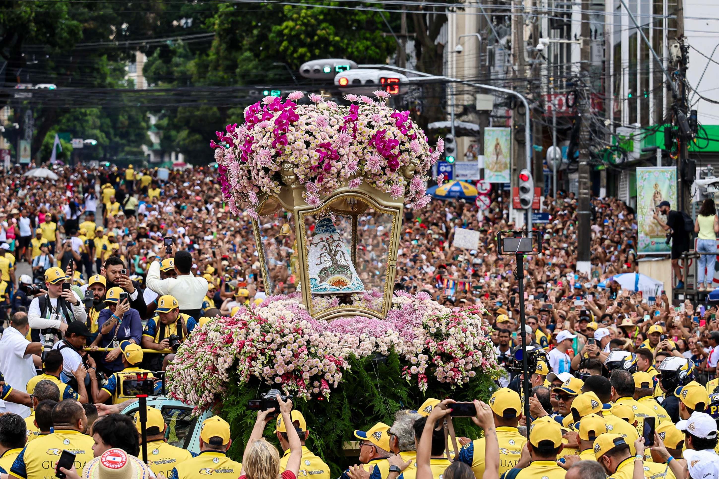 Fiéis lotam as ruas para celebrar Nossa Senhora Aparecida e de Nazaré