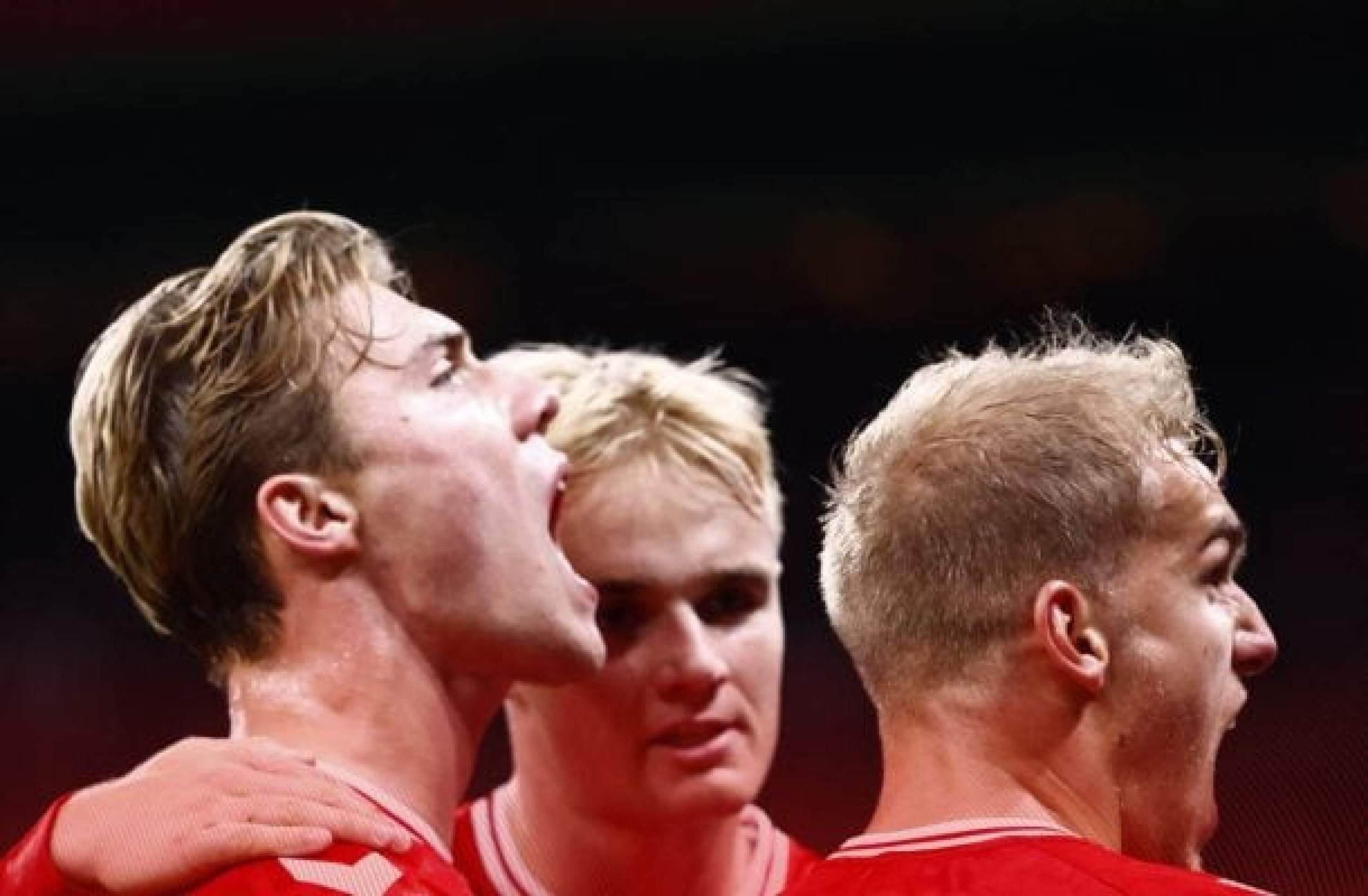 Dinamarca vence, reassume liderança e elimina Grécia