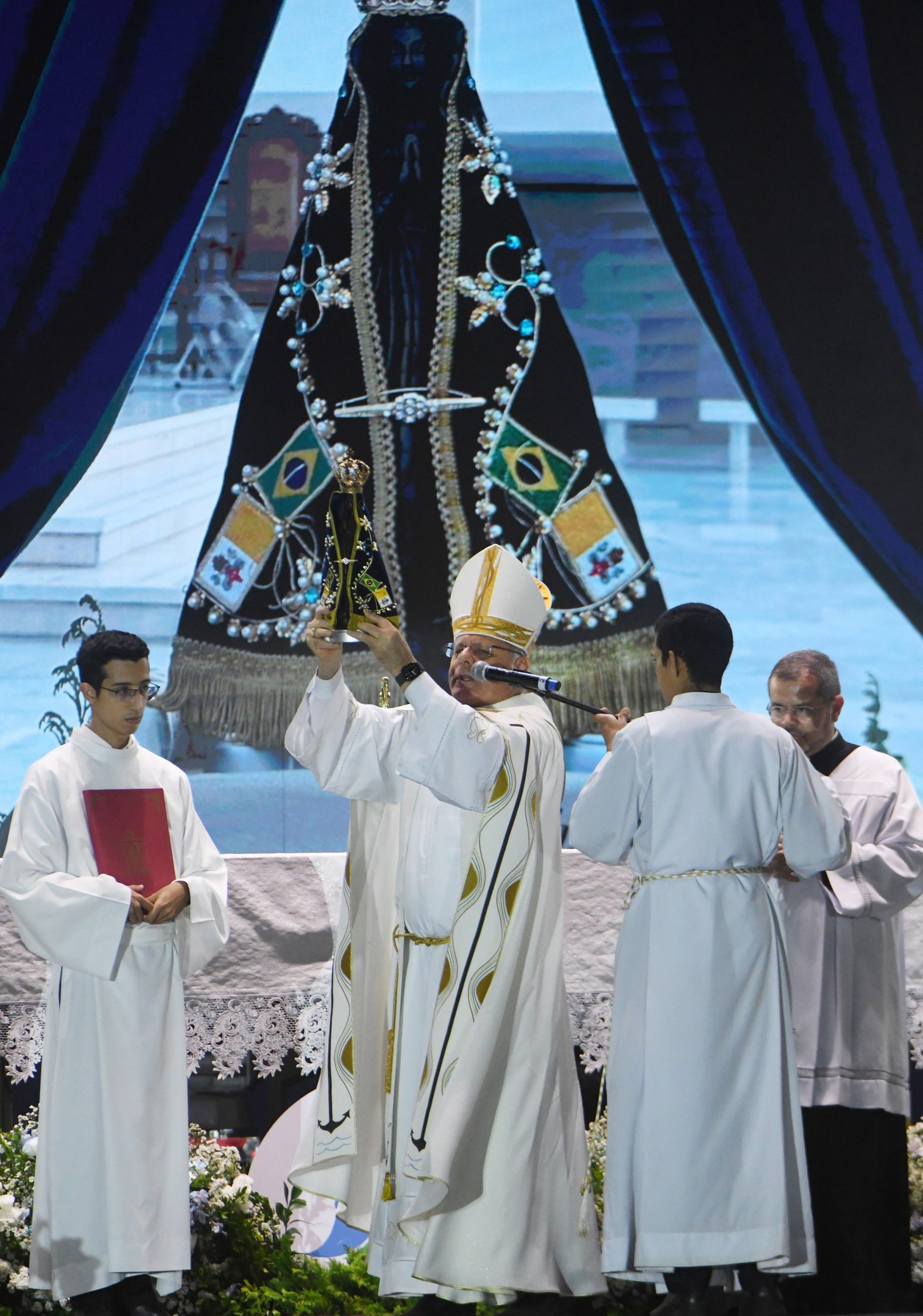  Dom Paulo Cesar destacou a importância de Maria como guia espiritual e símbolo de esperança