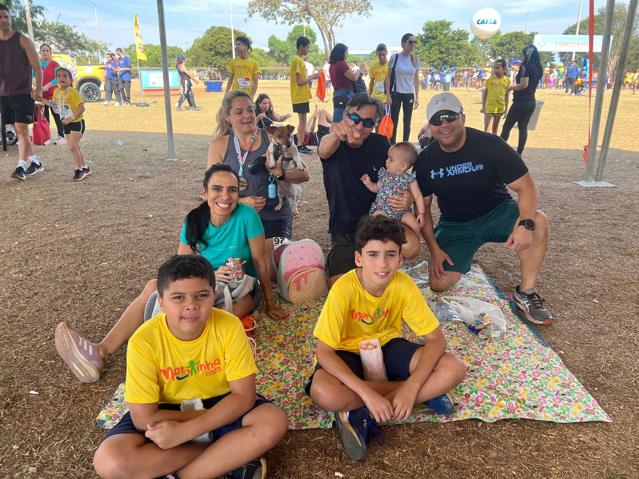 Mariana Caldas (blusa verde), familiares e amigos em um piquinique na Marotinha 